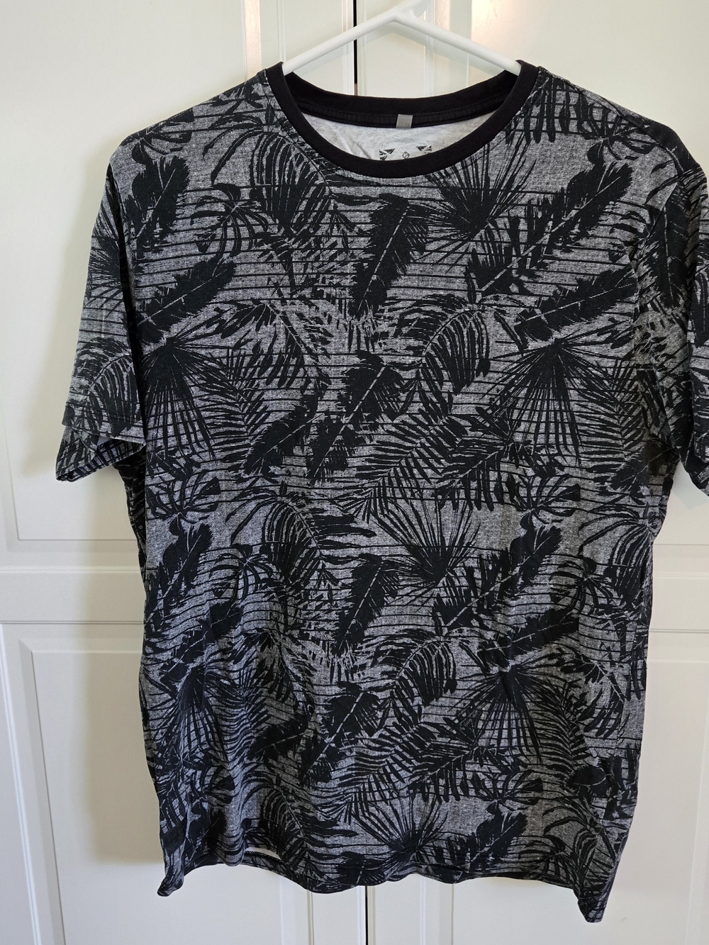 Point Zero Black & Gray Tropical Leaf Crew Neck Tee